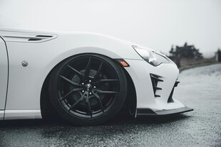 白色炫酷跑车特写