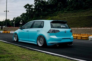 蓝色炫酷高尔夫汽车在赛道