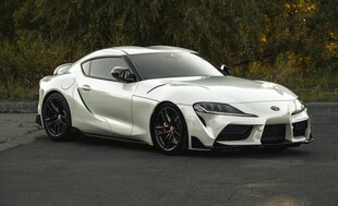 白色炫酷跑车在道路上