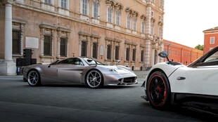 街头两辆酷炫跑车