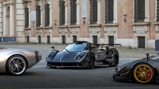 三辆炫酷跑车街头停放