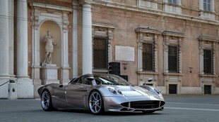 古典建筑前的银色跑车