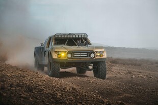 越野皮卡驰骋荒野