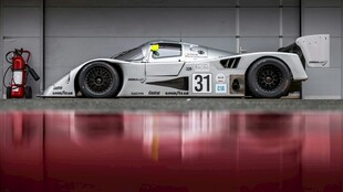 白色赛车展示于室内