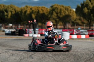 男子驾驶卡丁车驰骋赛场