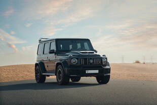 沙漠中的黑色越野奔驰车