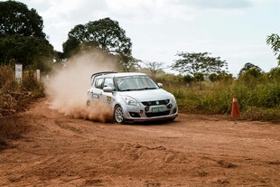 越野汽车驰骋于泥土地