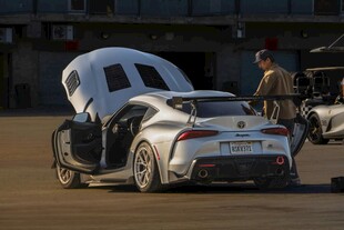 赛车维修站中的维修场景