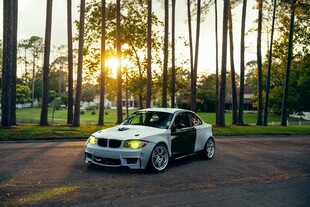 夕阳下的炫酷宝马跑车