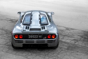 银色跑车尾部特写