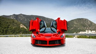 红色超跑霸气开启车门