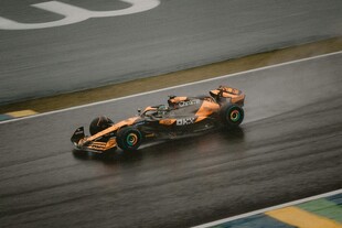 赛道上飞驰的橙色赛车