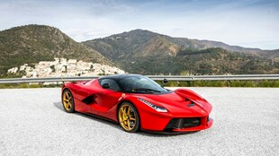 红色超跑于开阔场地停放