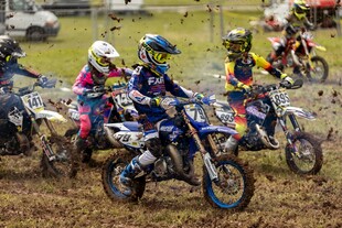 儿童越野摩托比赛现场