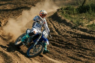 越野摩托骑手激情驰骋