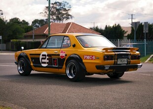 复古黄色赛车停于户外