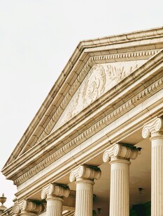 古典建筑立柱与三角楣饰