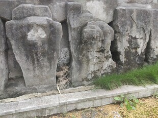 古老石像群尽显历史沧桑