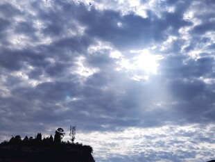 阳光穿透云层的壮丽景象