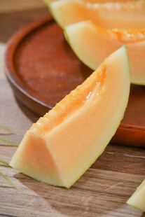 木盘上的美味哈密瓜切片