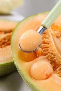 挖球的香甜哈密瓜