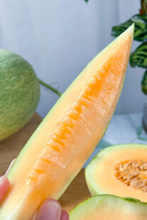 新鲜切开的甜香蜜瓜