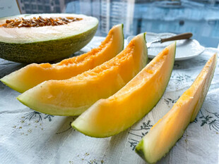 新鲜切块哈密瓜诱人呈现