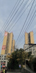 城市高楼与交错电线景观