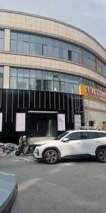 现代风格建筑前的停车场景