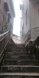 狭窄小巷中的老旧石阶