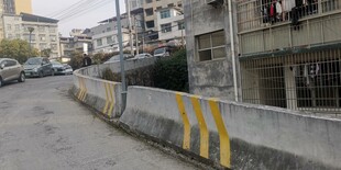 城市街道旁的防护栏景象