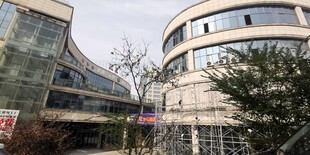 现代风格弧形建筑外观