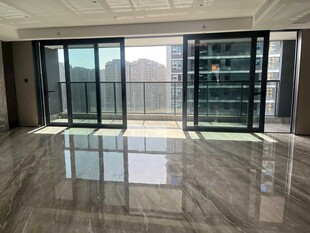 宽敞明亮的现代空旷室内空间