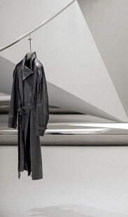 黑色长款皮衣挂于简约空间