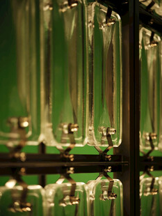 排列整齐的透明玻璃器皿