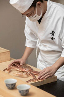 厨师专注处理食材