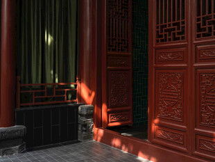 古建红廊光影交织之美