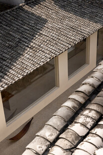 传统中式屋顶瓦片景观