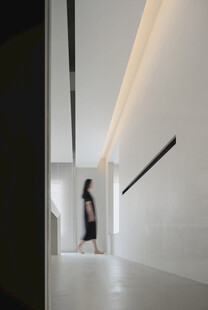 走廊中的独行女子