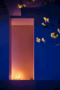 梦幻蓝色空间中的灯光景致