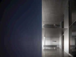 幽暗走廊尽头的微光空间