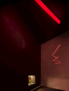 暗室中的红色灯光艺术装置