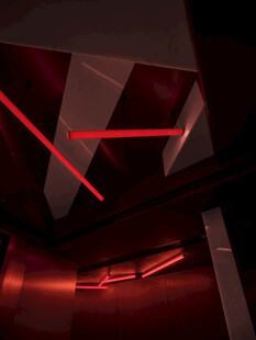 红色霓虹灯光的酷炫空间