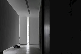 昏暗走廊尽头的一线光亮