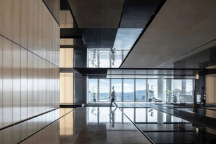 现代简约风格的宽敞大厅