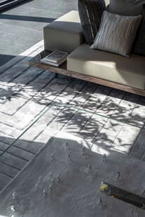 户外休闲区地面与沙发一角