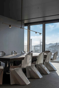 现代简约风格会议室场景