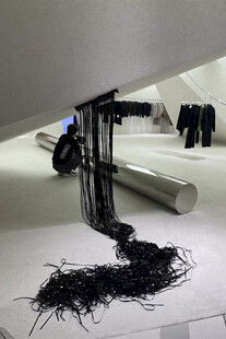 黑色丝线艺术装置展示