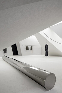 现代艺术展厅中的金属雕塑