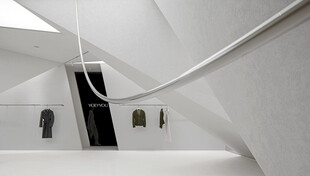 现代建筑内部的独特楼梯